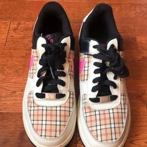 Nike sneaker size 6.5 Young